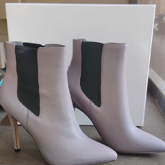 Neiman Marcus Shoes - Neiman Marcus Palazzi Light Gray Leather Heeled Boots Size 7.5 Like New